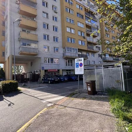 2 Room Apartment, Near Oc Galeria, Petrzalka ブラチスラヴァ エクステリア 写真