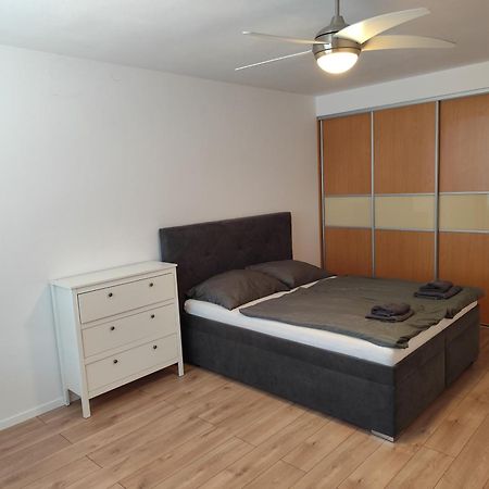 2 Room Apartment, Near Oc Galeria, Petrzalka ブラチスラヴァ エクステリア 写真