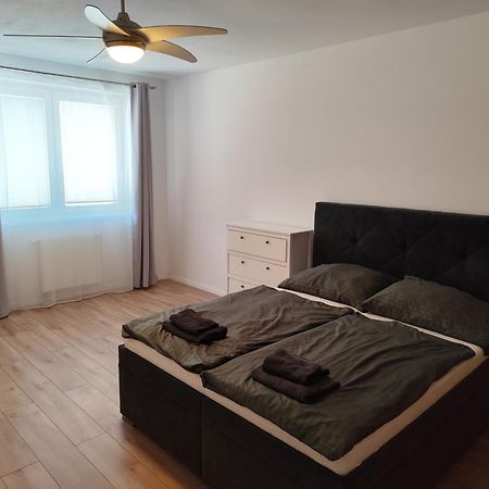 2 Room Apartment, Near Oc Galeria, Petrzalka ブラチスラヴァ エクステリア 写真