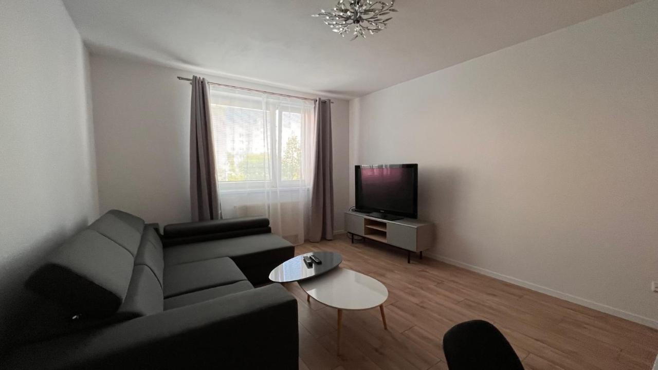 2 Room Apartment, Near Oc Galeria, Petrzalka ブラチスラヴァ エクステリア 写真