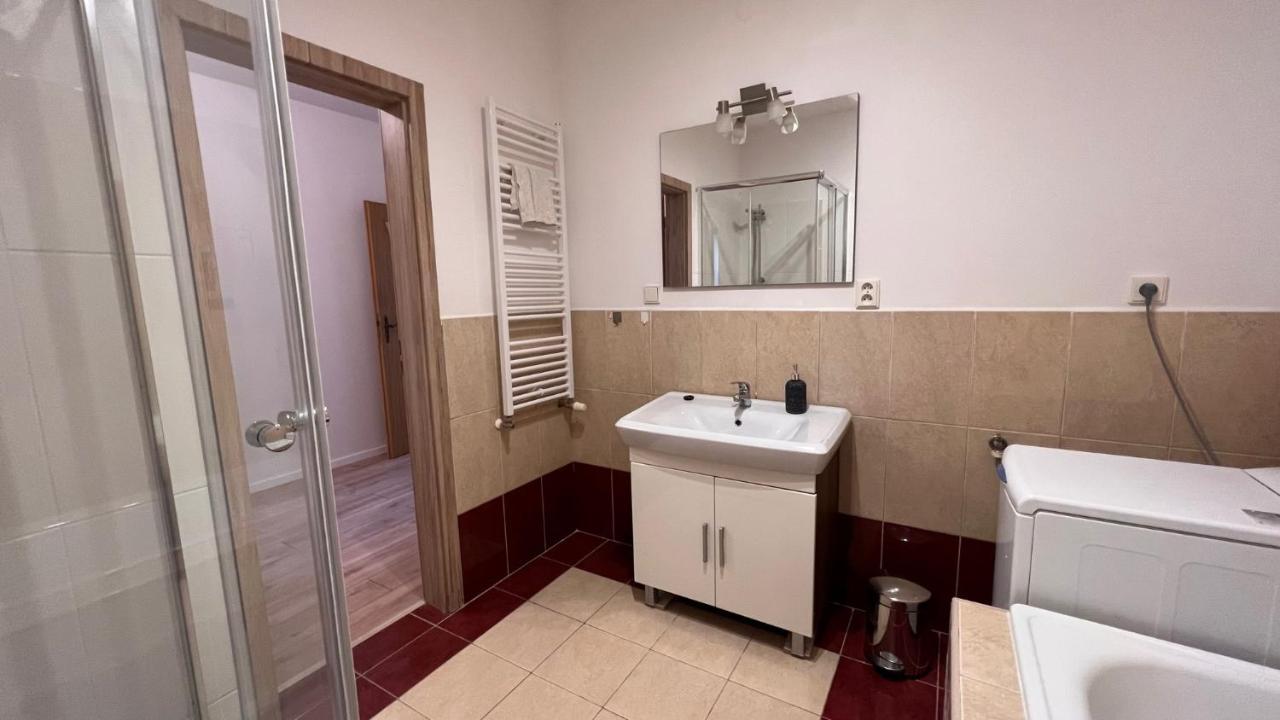 2 Room Apartment, Near Oc Galeria, Petrzalka ブラチスラヴァ エクステリア 写真
