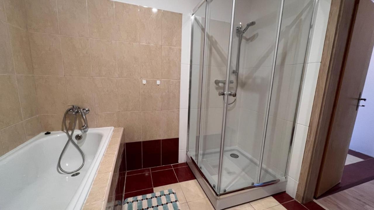 2 Room Apartment, Near Oc Galeria, Petrzalka ブラチスラヴァ エクステリア 写真