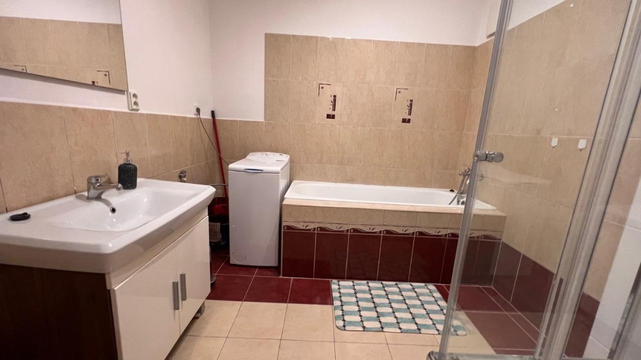 2 Room Apartment, Near Oc Galeria, Petrzalka ブラチスラヴァ エクステリア 写真