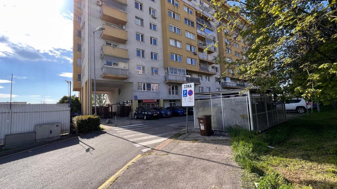 2 Room Apartment, Near Oc Galeria, Petrzalka ブラチスラヴァ エクステリア 写真