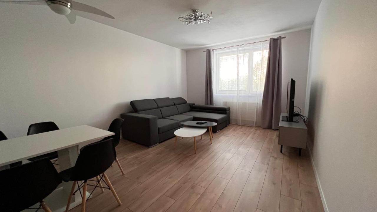2 Room Apartment, Near Oc Galeria, Petrzalka ブラチスラヴァ エクステリア 写真